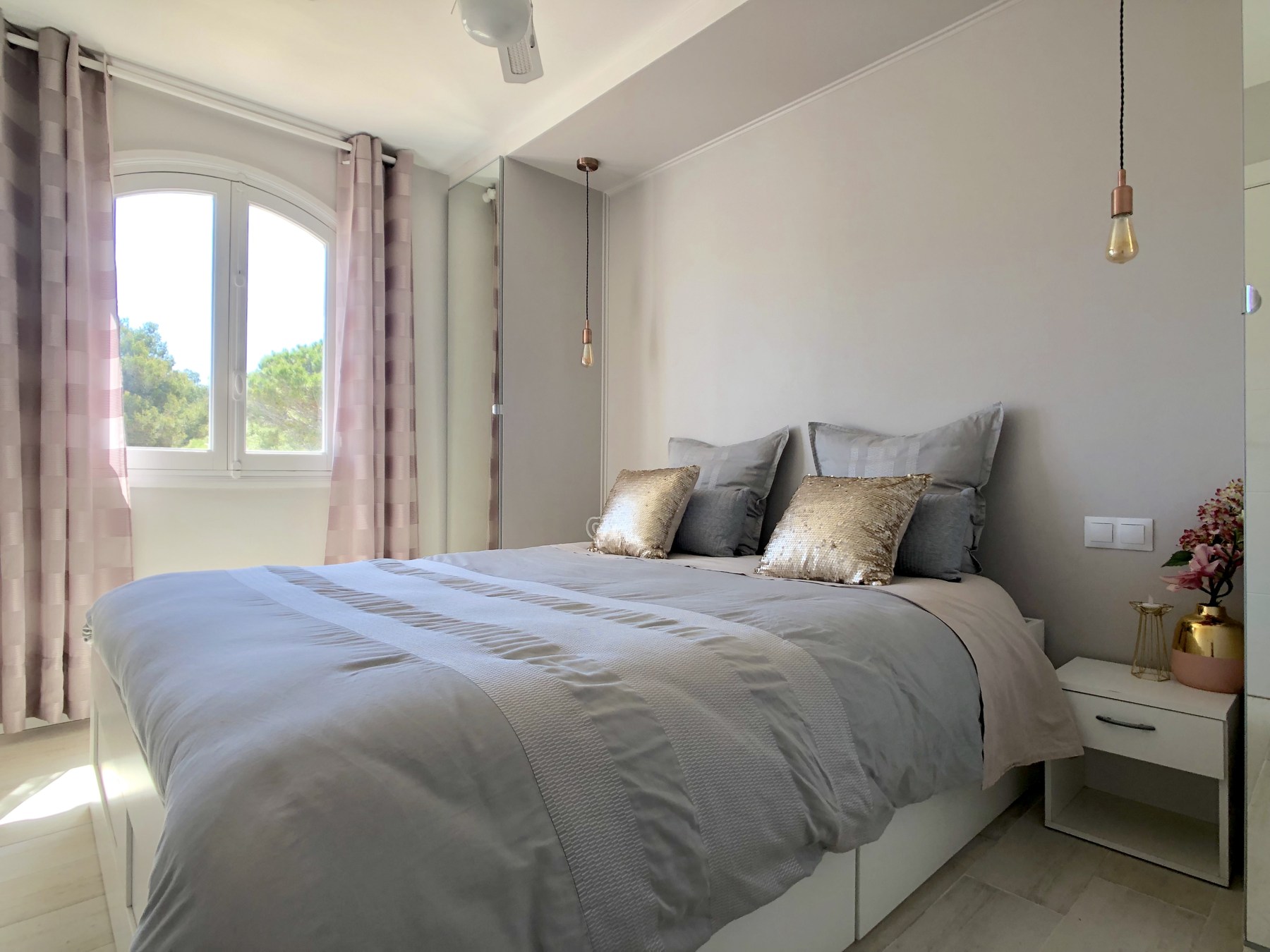Grey bedroom — 160 × 200 cm bed