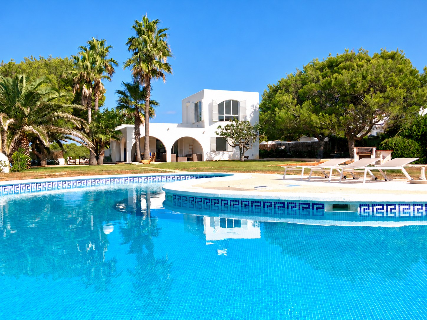 Es Lleons, the villa and garden with pool