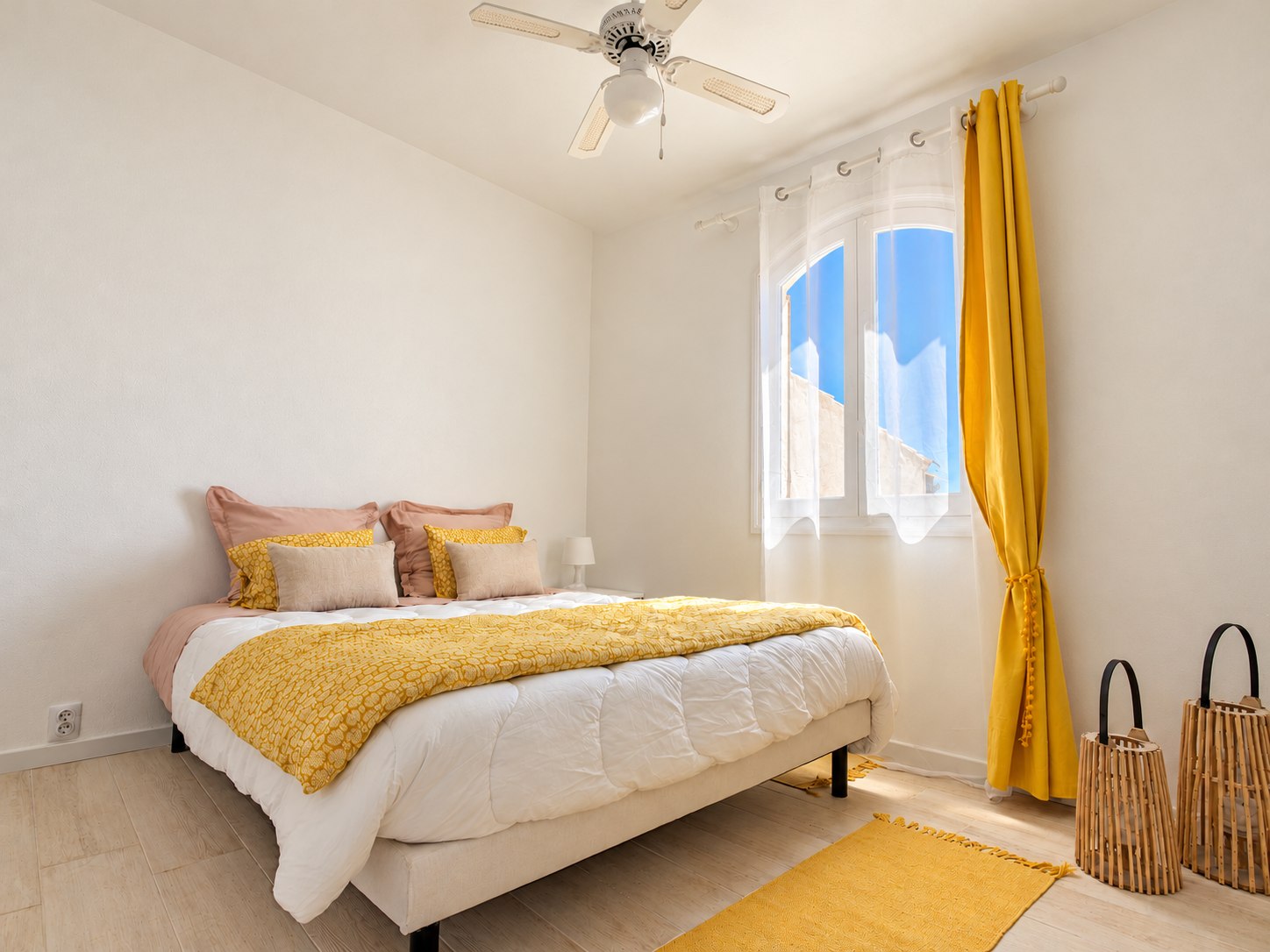 Yellow bedroom — 160 × 200 cm bed