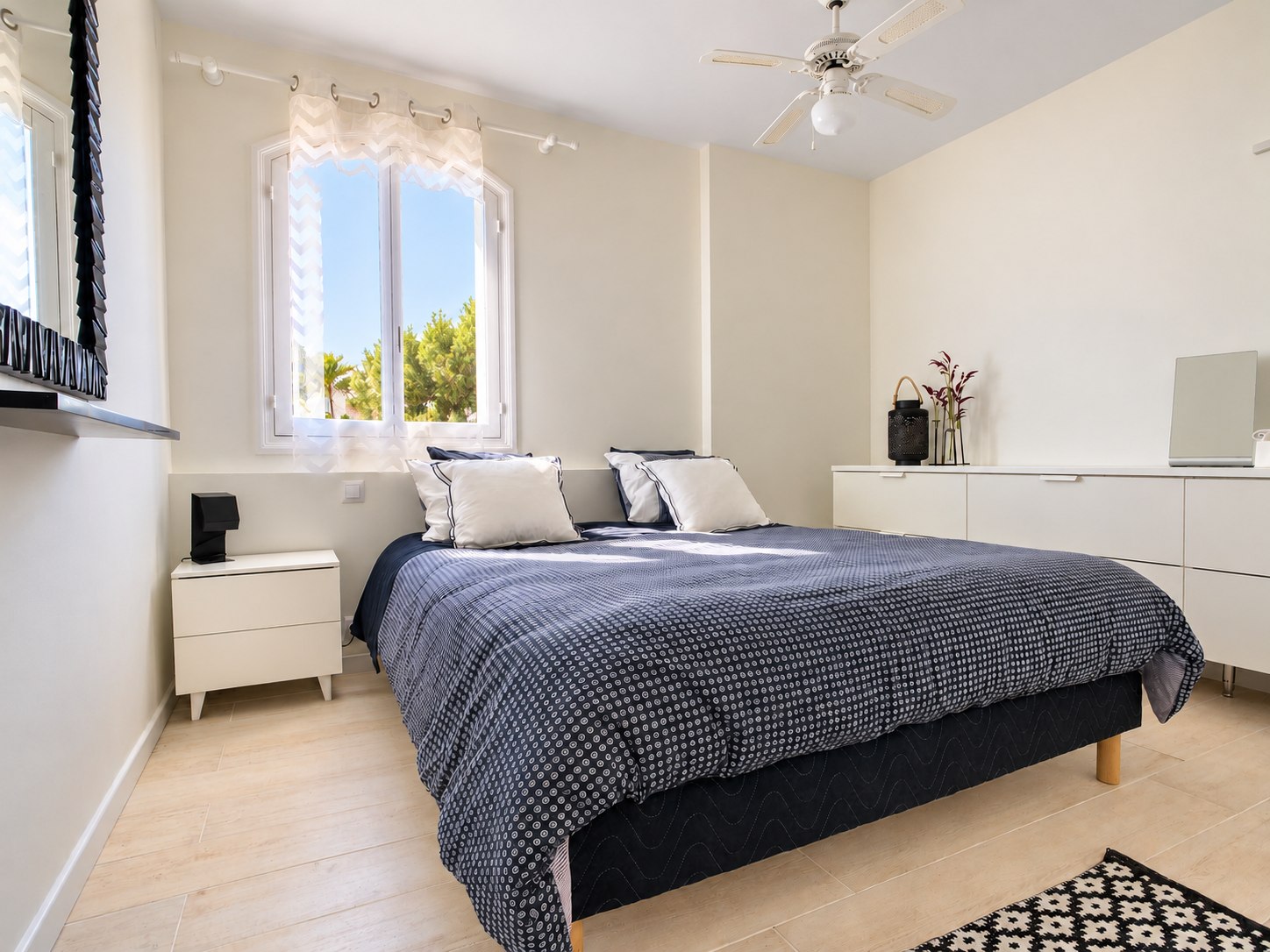 Main suite — 160 × 200 cm bed — private shower